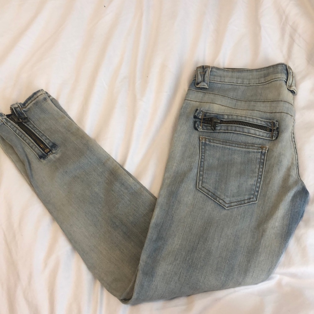 Car Mar distressed skinny jeans with zipper detail